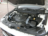 2.2L SKYACTIV-Dディーゼルターボ搭載車です。エンジンルームを確認できます。