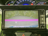 後方確認をサポートするモニター。駐車時の安全性を高めます。狭い場所でも、よりスムーズな運転操作を可能にしてくれます。