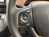 ステアリングにオーディオ操作スイッチが付いています。オーディオ画面に直接タッチしなくても操作が出来ますので、運転に集中できます。