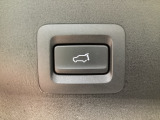 パワーリフトゲートは運転席とリフトゲート側、さらにアドバンストキーでも開閉が可能!開度は無段階にメモリー設定もできます。ゲート内側にタッチセンサーを配置し、手などを挟み込む危険を低減します。