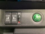 リアドアは乗り降りに便利な両側電動スライドドアです。また運転席に座っていながらスイッチ操作で自在にスライドドアを開け閉めできます。