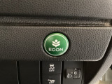 ECON モードをON にするとアクセルペダルの動きに対するエンジンの反応とエアコンの制御を切り換えることで、燃費のいい運転をするドライバーがペダルを踏んだ時と同じようにエンジンを制御します。