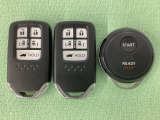 スマートキー付きですからドアロックの開閉およびエンジンスタートが楽々です。電動スライドドアの開け閉めもボタンで操作できます。加えて、純正リモコンエンジンスターター用の操作キーもついています。