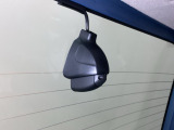 後方にもドライブレコーダーのカメラが付いています。前後両方でお車の周りを監視・記録いたします。