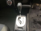 操作しやすいATシフトです。 シフトチェンジを気にしなくていいので運転だけに集中できますね。 自然と手に届くところにある、手になじむ形状のシフトノブがいいですね。