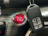 【スマートキー&プッシュスタート】ドアハンドルを軽く握るだけでドアロックを解錠でき、施錠はドアハンドルのロックスイッチを押すだけでブレーキを踏みながらエンジンスイッチを押すだけで、エンジンが始動!