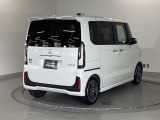 スライドドアは通常のドアに比べて、車のボディーに対し平行に開閉し、開けてもスペースを取りません。出入り口が大きいドアはお子様のいるご家庭はもちろん、混んだ駐車場でも大活躍です!