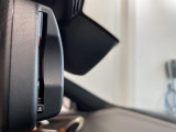 自動防眩機能を備えたルームミラー。ETC車載器を搭載しておりスタイリッシュかつ機能性を兼ね備えております。