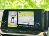 駐車時の安全性を高めるバックモニター。狭い場所でもスムーズな駐車をサポートし、ドライバーを安心させます。