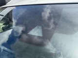 フロントガラスの上部には衝突軽減ブレーキの装置も付いており、より安全に運転を楽しんでいただくことができます。