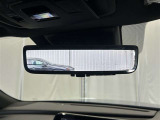 後方に設置したカメラの映像をルームミラー内に映し出す事ができます。後ろに人や荷物を載せていても後方が確認できて便利ですね♪