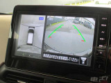 自車を真上から見下ろすように映し出すので周囲の状況が分かるアラウンドビューモニター搭載。フロントカメラとしても使用できます。車庫入れなど苦手な人の頼りになる助っ人です。