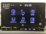Honda CONEECT対応で、更に便利が広がったナビディスプレーです♪また、フルセグTVの他にDVD/CDプレーヤーを装備♪もちろんFM/AMラジオもお聞きいただけますよ♪