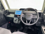 運転席まわりです。 各操作スイッチは使いやすい位置に配置されてます。