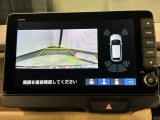 リバースギアに入れるだけで後方の表示へ切り替わります。夜間や雨の日の駐車も楽になりますよ。