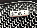 【YAMAHAサウンドシステム】メーカーオプションの高品位サウンドシステムを搭載。専用のチューニングが施された大小様々なスピーカーから良質なサウンドが奏でられ、臨場感あふれる音響空間を演出します。