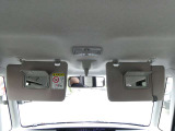 運転席にサンバイザー裏にはバニティミラーが備わっていますので、車の外に出る前にパパッと身だしなみをチェックすることができて便利ですよ♪