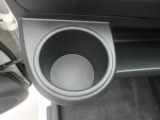 カップホルダーは運転席や助手席からちょうど手の届く位置です!!