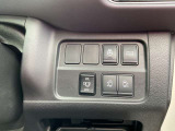 ハンズフリーオートスライドドア〈両側〉(挟み込み防止機構付)は運転席からの開閉も可能です。お子様の誤操作防止のためのOFFスイッチも付いています。