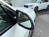 追い越し車線上を急接近してくる車両を認識してミラー内側に組み込まれたインジケータを点滅させドライバーに警告します。注意喚起に気づかず、ドライバーがそのまま車線を越えた場合には車線維持をサポートします。
