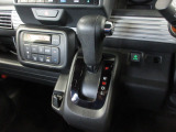 インパネシフトだから視線の移動も少なく足元もスッキリ。運転席もゆったりしているのでゆとりを持ってドライブできますね。