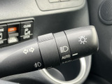 操作しやすい位置に配置されたウインカーレバー。スムーズな操作で、安全な車線変更をサポートします。直感的に操作できるので、運転に集中できます。