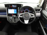フロントSRSエアバッグは車両前方から乗員が重大な傷害を受けるおそれのある大きな衝撃を受けた場合に作動し、シートベルトが身体を拘束する働きと併せて前席乗員の頭部や胸部などへの衝撃をやわらげる装置です。
