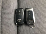 スマートキーは2個あります。家族で共有すれば自宅駐車場での入替えや旅行の時などに大変便利ですね。