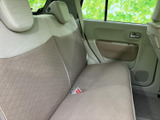 後部座席もゆったりと広々としており、快適な移動が可能です。家族や友人とのお出かけに最適です。
