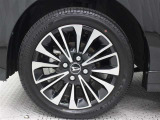 15インチアルミホイール(切削)が装着されています。タイヤサイズ165/55R15