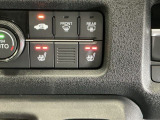 運転席/助手席シートヒーターで寒い日もすぐに温かくなり快適に過ごせます。2段階の温度調整が可能です