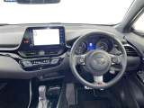 運転席まわりです。 各操作スイッチは使いやすい位置に配置されてます。