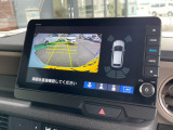 【バックカメラ】運転が苦手な方も車庫入れラクラク。ギアをリバースに入れれば自動的に切り換わりますので、面倒な操作は不要です。狭い駐車場も大切なお車を傷つけず安心です。