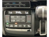 【左右独立オートエアコン】左右席で独立温度コントロールが可能です。運転席はキンキンに冷やして助手席はマイルドにと言った設定が可能です☆暑さ寒さでケンカすることもなくなりますね♪