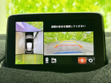 後退時の安全性を高めるバックモニター。狭い場所でも視認性を確保し、安全な運転をサポートします。ガイドライン表示で、より正確な駐車が可能。