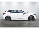コンパクトなハッチバックながら、ロングノーズ・ショートオーバーハングのBMWらしい伝統的なスタンスを継承しています。