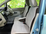 運転に集中できるシンプルな内装。操作しやすい配置で、初心者の方でも安心して運転できます。快適なドライブをサポートします。