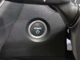 ポケットや鞄から出さずにエンジンスタートができる便利なプッシュスタート。ブレーキを踏みながらパワースイッチを押すだけで、エンジンが始動します