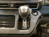 CVT車のセレクトレバーです。低速から高速まで、変速ショックのないスムーズな走りを実現するとともに、エンジン効率のよい領域を維持することで燃費にも貢献します。