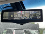 【スマートルームミラー】バックドアについてますカメラと連動して、後方の映像がルームミラーに映ります。