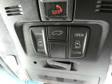 電動スライドドアのスイッチで車内からもスライドドアの開閉ができます。イージークローザー機能で半ドアになることも防止してくれます。