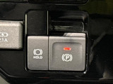 指先だけで簡単に操作が可能な電動パーキングブレーキを採用。「HOLD」スイッチを押すと、渋滞や信号待ちなどでブレーキペダルから足を離しても、ブレーキを保持するので安心です