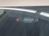 【プリクラッシュセーフティ】前方の車両等を検知し、衝突しそうな時は警報で注意を促し、ブレーキを踏む力をサポート。ブレーキを踏めなかった場合は衝突被害軽減ブレーキが作動、衝突回避をサポートします。