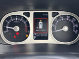 視認性の高いメーター類が、運転に必要な情報を分かりやすく表示します。運転状況を的確に把握し、安全運転をサポートする機能に加え、洗練されたデザインも魅力です。