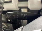 【オートワイパー(AUTO)】雨が降り出した時に、雨滴検出用センサー(レインセンサー)が雨滴を感知すると、自動でワイパーが動作します。