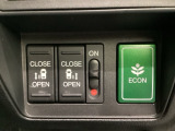 リアドアは乗り降りに便利な両側電動スライドドアです。また運転席に座っていながらスイッチ操作で自在にスライドドアを開け閉めできます。燃費に役立つECONボタンもここです。