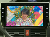 停車中には、TVの視聴も楽しめる便利な機能。長距離移動の際の休憩時間や、待ち時間などに役立ちます。車内時間を有効活用できますね。