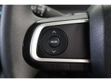 運転中に手を離さなくてもインフォメーションディスプレイ内の表示切替えができるステアリングスイッチ付。走行中に視線を逸らさず出来る手元操作は安全運転につながります。