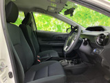 運転席からの視界は広く、運転操作もスムーズに行えます。シートの形状も工夫されており、長距離運転でも疲れにくい設計です。