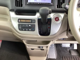 足元スッキリ、インパネシフトです。パーキングブレーキはフットブレーキタイプなので、運転席と助手席の間がスッキリしています。